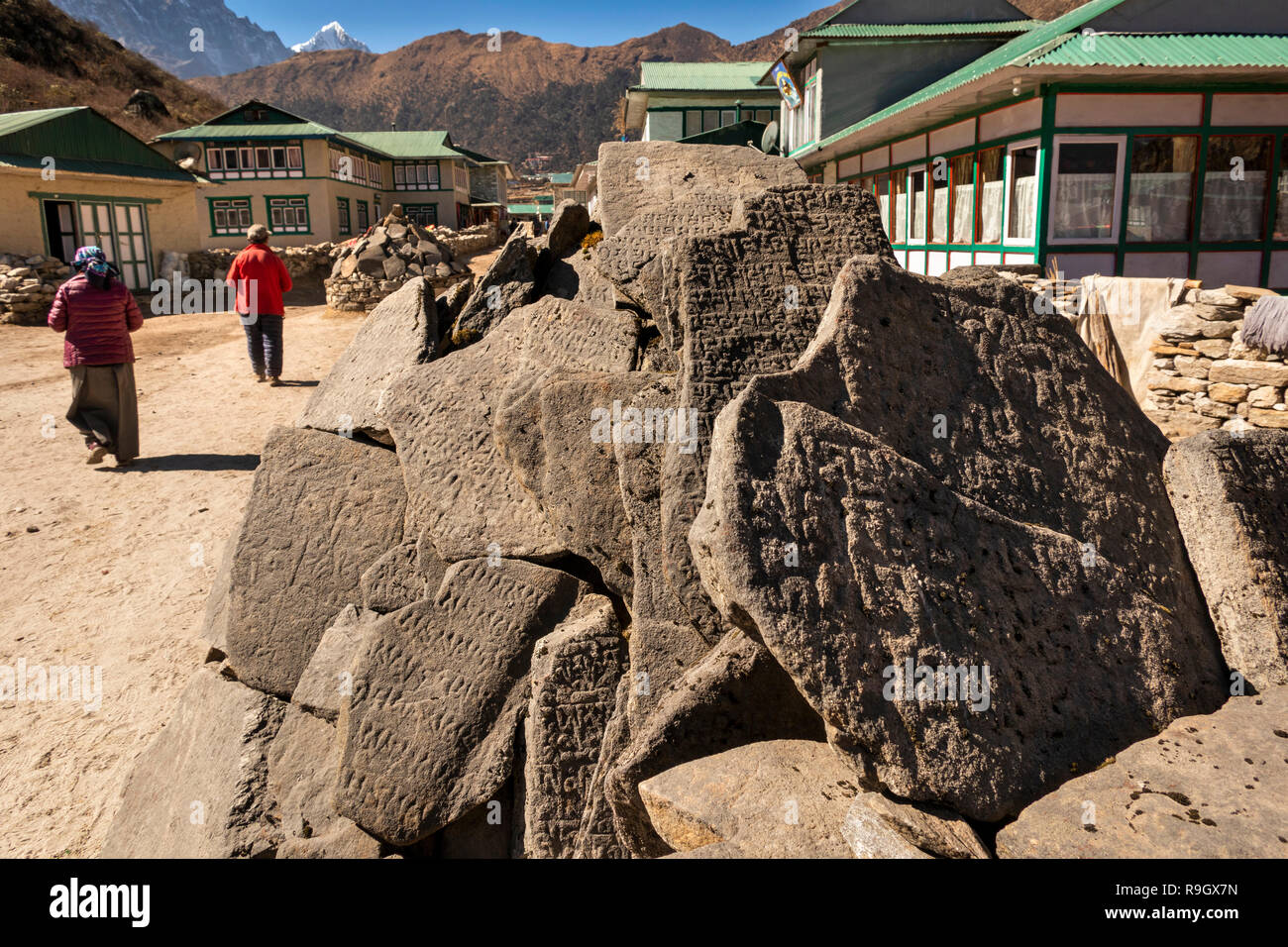 Le Népal, Everest Base Camp Trek, village de Khumjung, personnes marchant autour de mani mur en milieu de route principale Banque D'Images