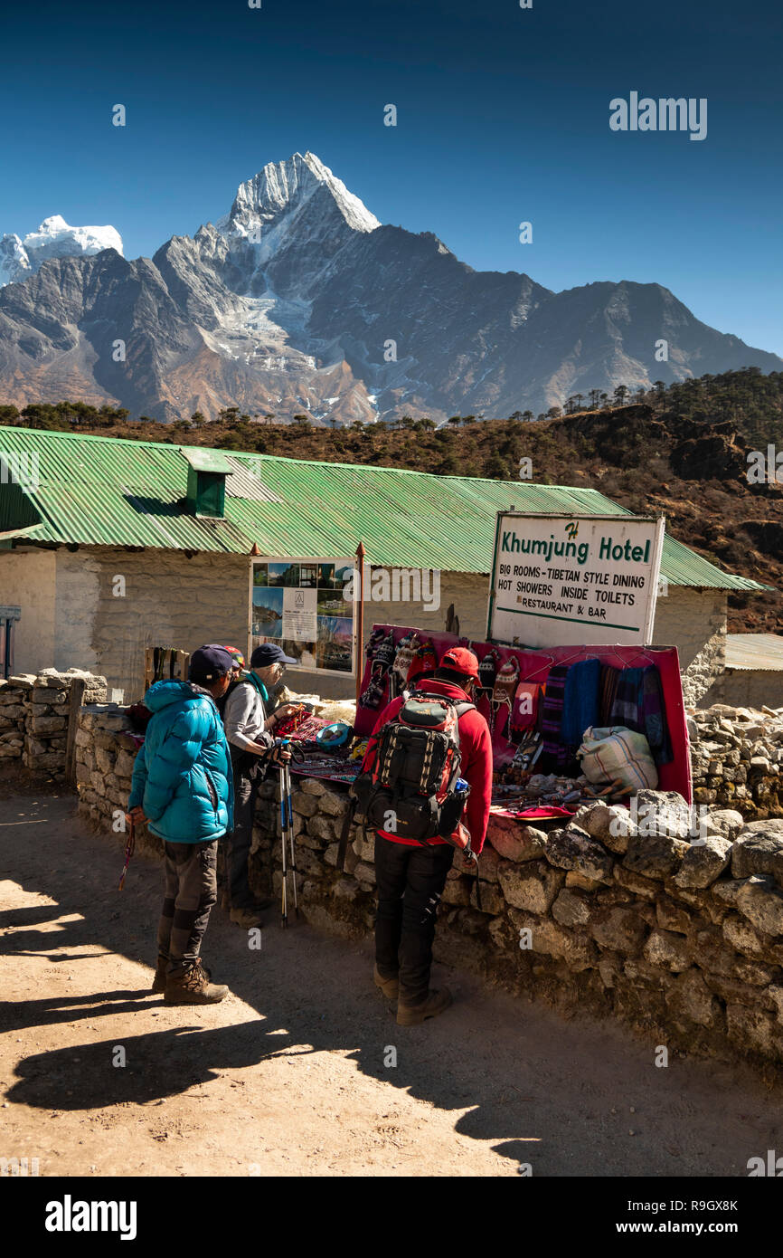 Le Népal, Everest Base Camp Trek, village de Khumjung, Trekker et Sherpa guide à petit souvenir touristique local étal extérieur guest house lodge Banque D'Images