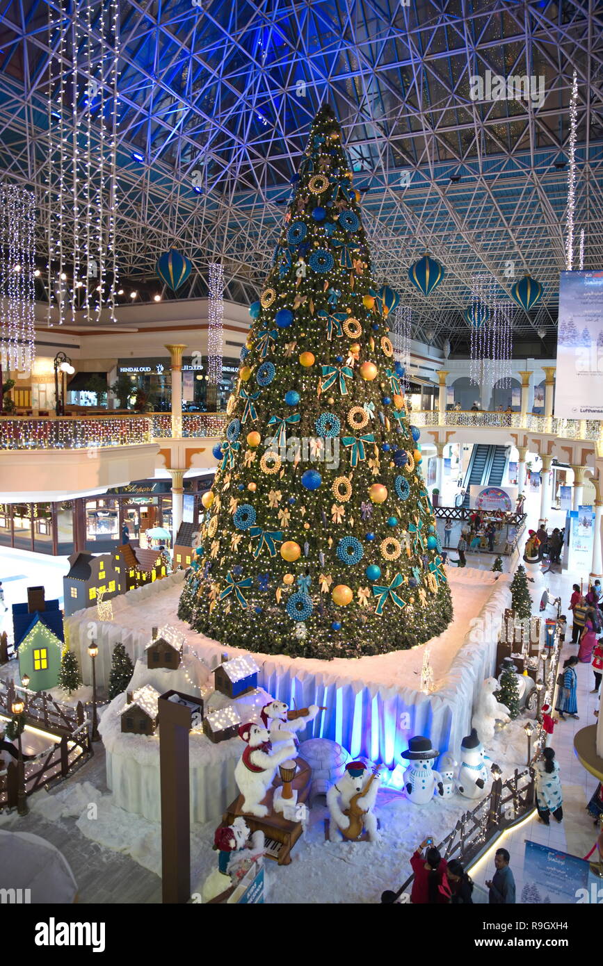 Centre Commercial Wafi City, Dubaï, Émirats arabes unis, le 23 décembre  2018, l'activité de Noël dans le centre commercial pour les enfants à  prendre une photo avec le Père Noël et Chris