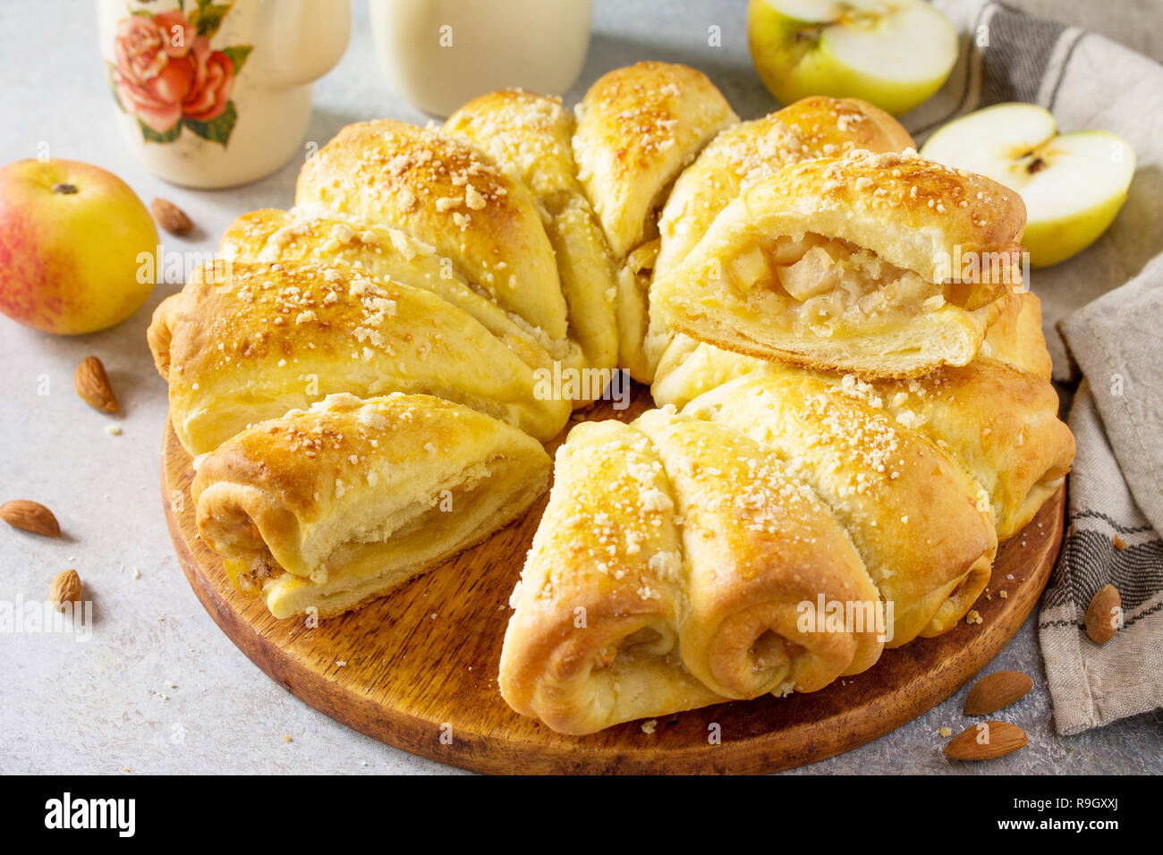 La maison. Brioches gâteau aux pommes et amandes sur un fond noir en lumière. Banque D'Images