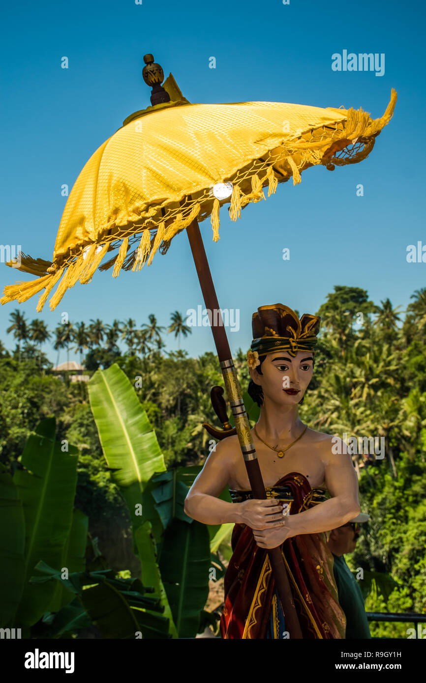 Des parasols de cérémonie balinaise jaune, à Bali en Indonésie Photo Stock  - Alamy