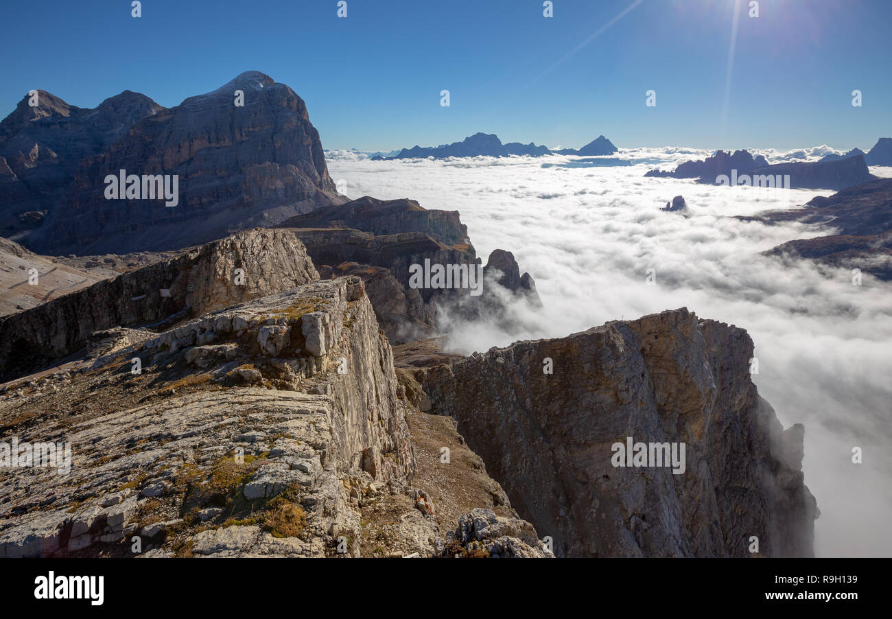 Les Dolomites d'Ampezzo, marée de nuages au-dessus de la vallée (col de Falzarego). Vénétie. Alpes italiennes. Europe. Banque D'Images