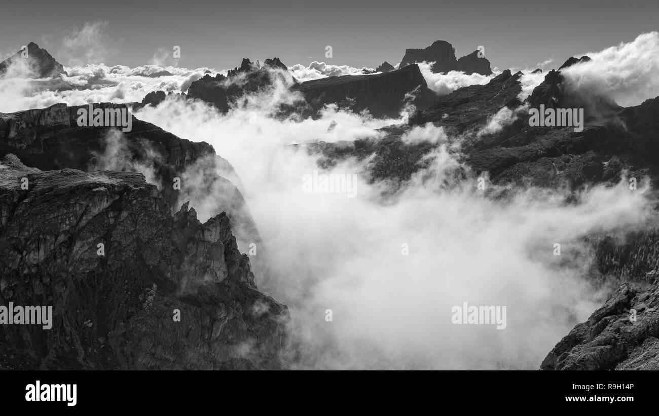 Nuages en mouvement sur le col de Falzarego. Les Dolomites d'Ampezzo. Alpes italiennes. Vénétie. Europe. Paysage de montagne noir blanc. Banque D'Images