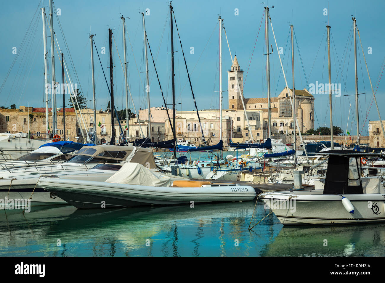 Port de Trani sur la mer Adriatique avec une vue de la cathédrale de San Nicola Pellegrino Banque D'Images