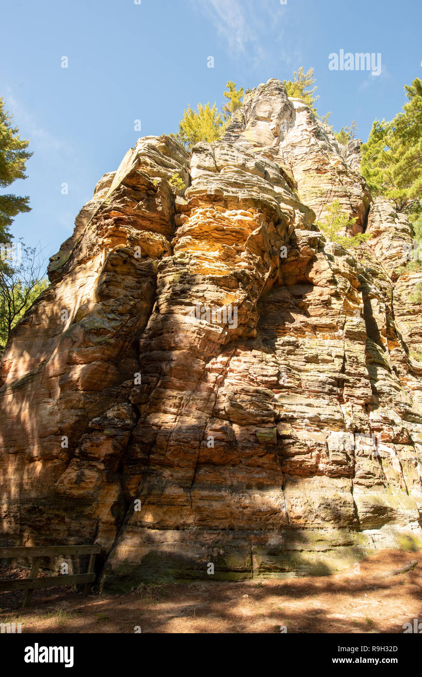 A 300 pieds de haut affleurement rocheux situé dans la région de Perales-un cri dans le Wisconsin State Park Banque D'Images