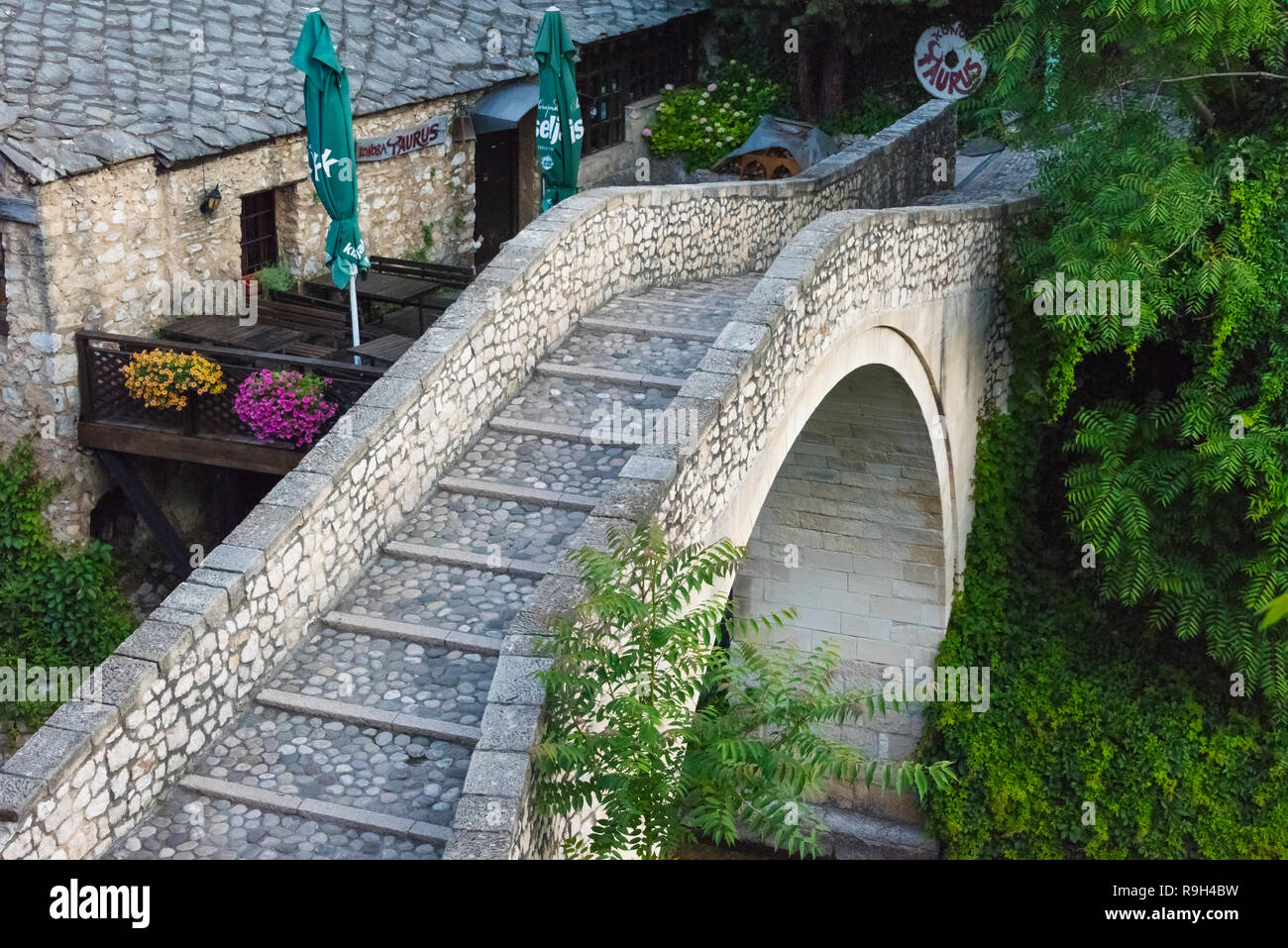 Pont de pierre sur la rivière Neretva, UNESCO World Heritage site, Mostar, Bosnie-Herzégovine Banque D'Images