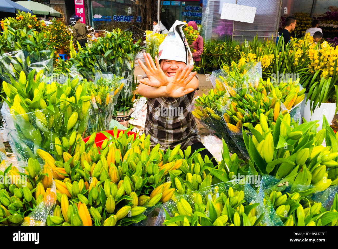 HANOI, VIETNAM - 14 février : vendeuse de fleurs non identifiées à l'Quang Ba marché aux fleurs le 14 février 2018 à Hanoi, Vietnam en Asie Banque D'Images