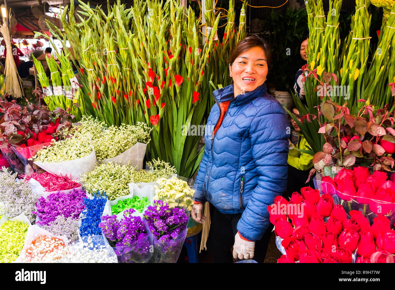 HANOI, VIETNAM - 14 février : vendeuse de fleurs non identifiées à l'Quang Ba marché aux fleurs le 14 février 2018 à Hanoi, Vietnam en Asie Banque D'Images