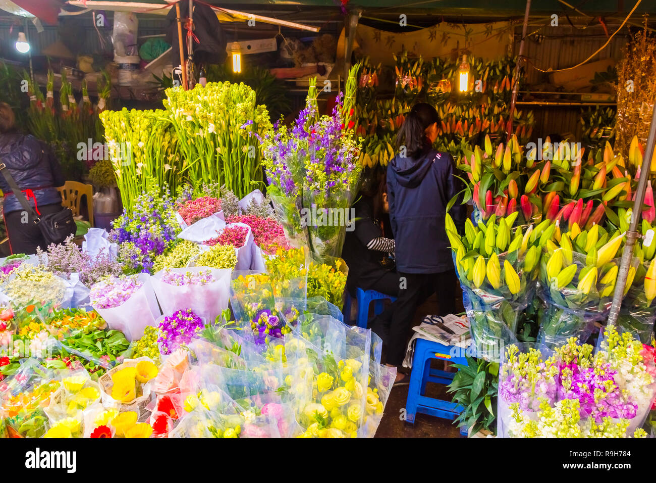 HANOI, VIETNAM - 14 février : vendeuse de fleurs non identifiées à l'Quang Ba marché aux fleurs le 14 février 2018 à Hanoi, Vietnam en Asie Banque D'Images
