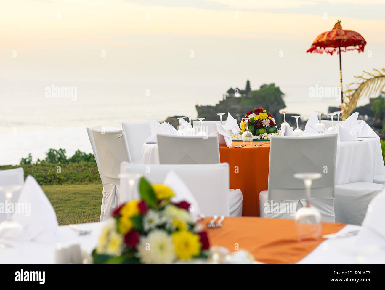 Restauration d'événement avec une table de dîner en plein air, à un resort à Bali, Indonésie en été d'après-midi. Banque D'Images