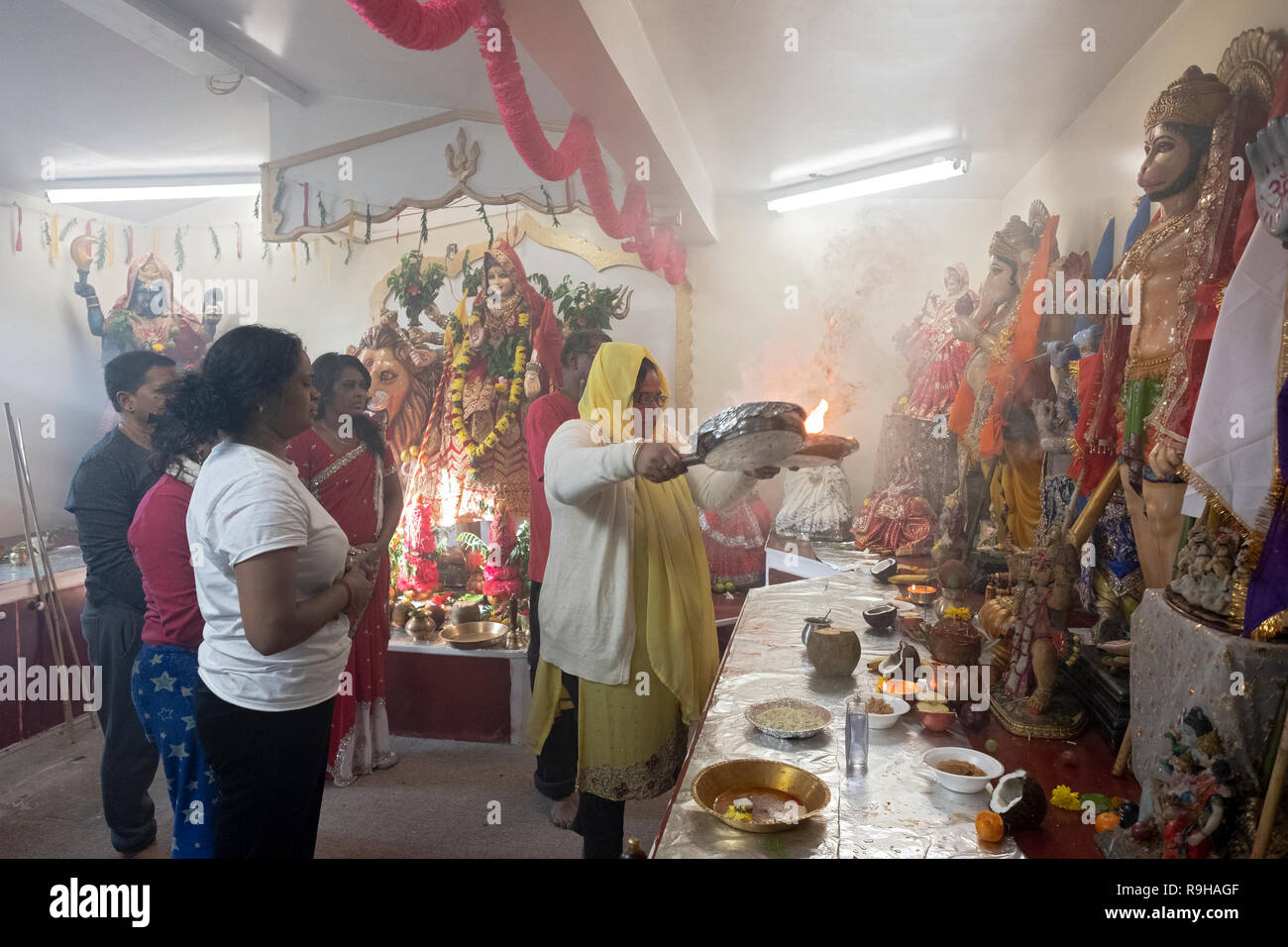 Une pieuse femme hindoue holding offrandes aux déesses dans un temple en Jamaïque, Queens, New York. Banque D'Images