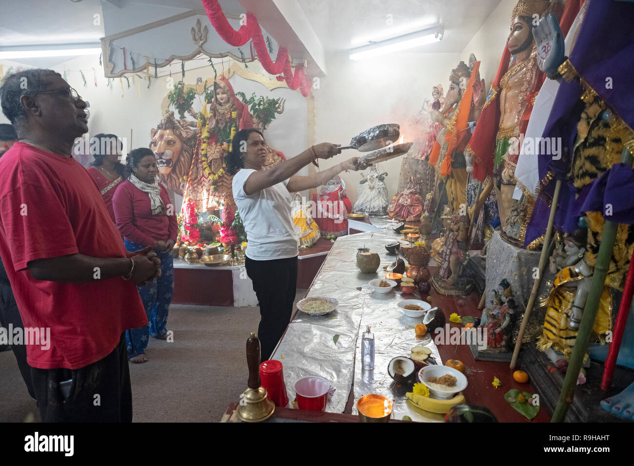 Une pieuse femme hindoue holding des offrandes aux dieux dans un temple en Jamaïque, Queens, New York. Banque D'Images