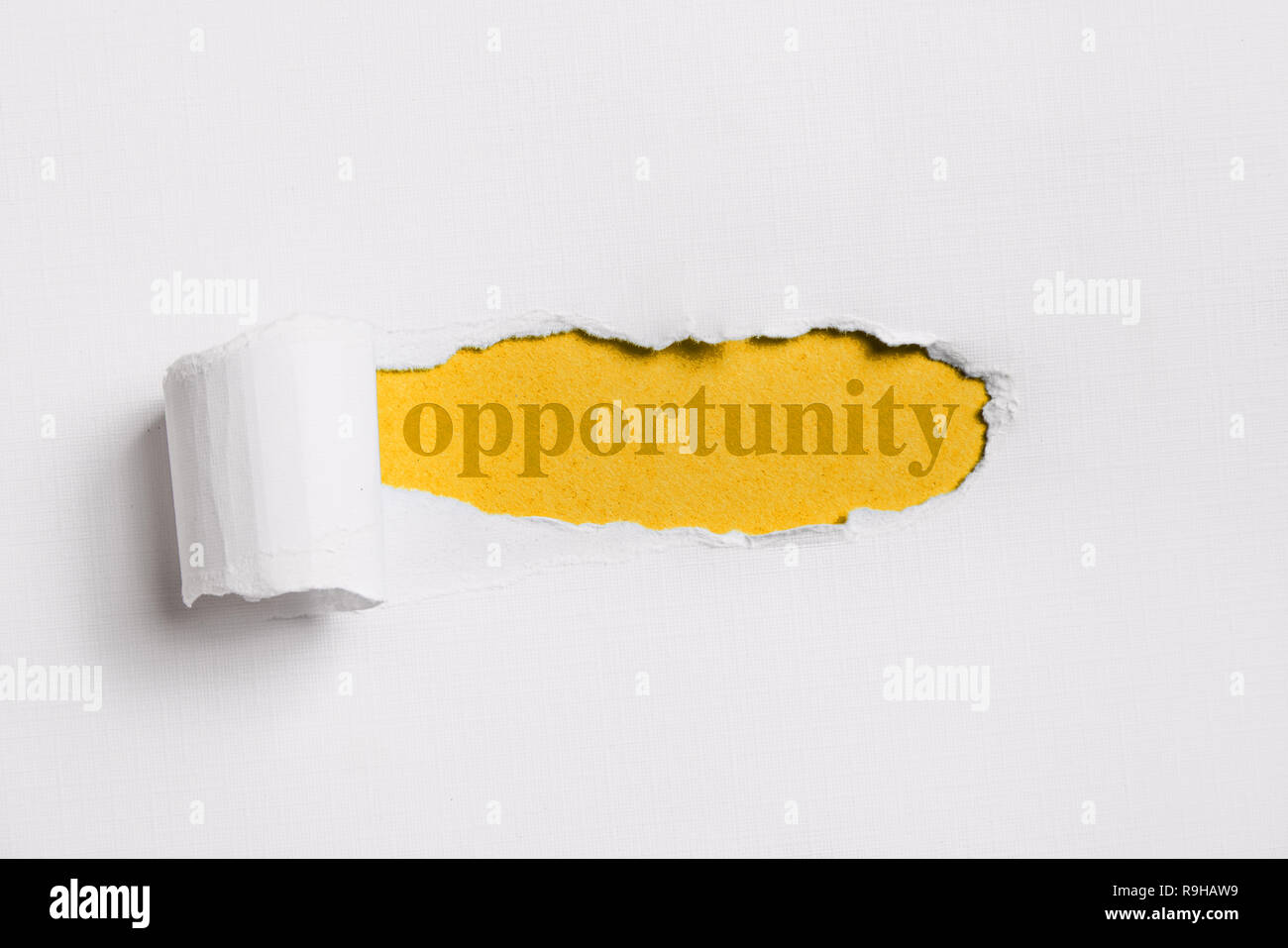 Papier blanc déchiré avec le mot opportunité. Découvrir l'image concept opportunitities Banque D'Images