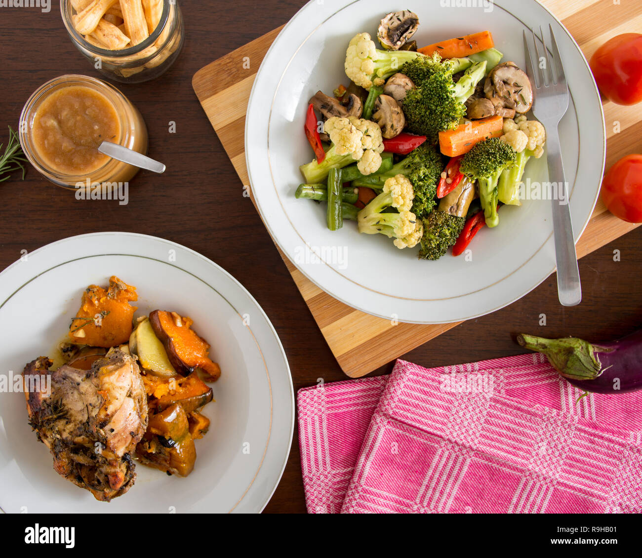 Poulet grillé et légumes accueil repas cuisiné à plat à l'image. Banque D'Images