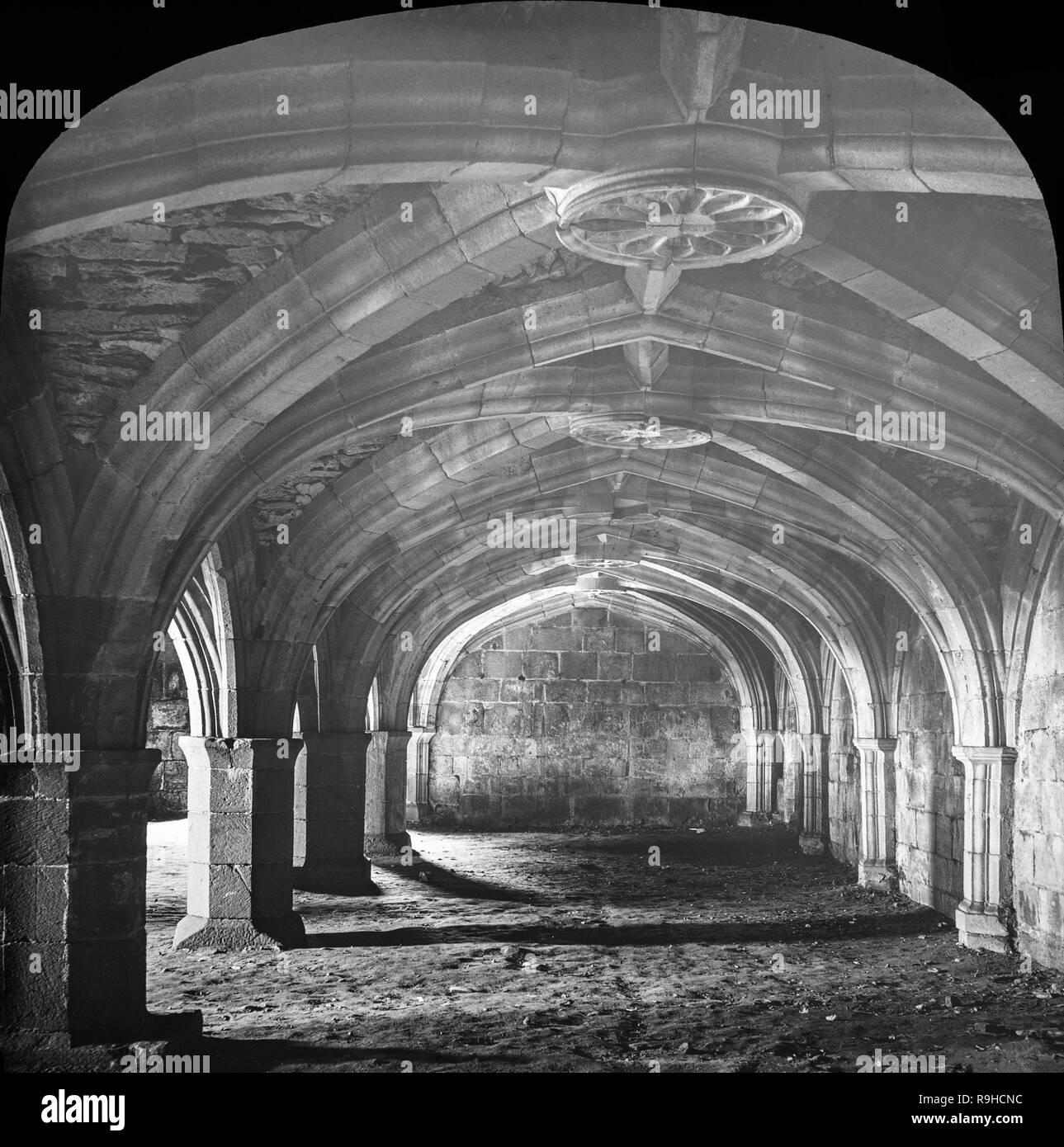 A la fin de 1970 Photographie noir et blanc montrant les ruines de Winfield Manor, près de la ville de Worksop dans le Derbyshire, Angleterre.Ce monument à la fin de l'époque médiévale "consommation ostentatoire" a été construit dans les 1440s pour les riches Ralph, Lord Cromwell, Trésorier de l'Angleterre. Plus tard la maison de Bess de Hardwick, le mari le Comte de Shrewsbury, qui emprisonnés Marie, Reine des Écossais, ici en 1569, 1584 et 1585. Banque D'Images