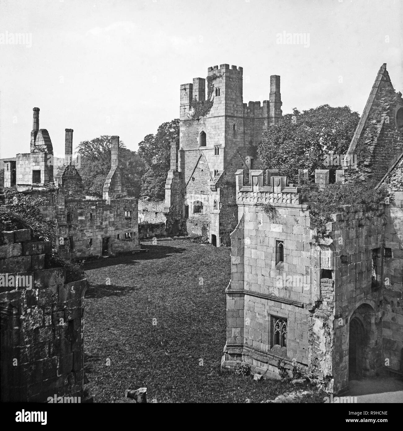 A la fin de 1970 Photographie noir et blanc montrant les ruines de Winfield Manor, près de la ville de Worksop dans le Derbyshire, Angleterre.Ce monument à la fin de l'époque médiévale "consommation ostentatoire" a été construit dans les 1440s pour les riches Ralph, Lord Cromwell, Trésorier de l'Angleterre. Plus tard la maison de Bess de Hardwick, le mari le Comte de Shrewsbury, qui emprisonnés Marie, Reine des Écossais, ici en 1569, 1584 et 1585. Banque D'Images