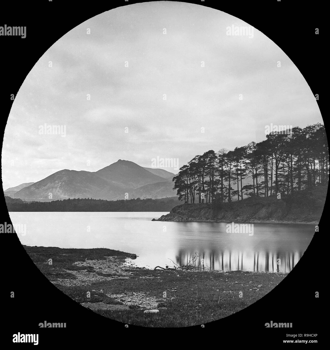 A la fin de photographie en noir et blanc du père's Crag, un promontoire qui s'avance dans Derwentwater dans le Parc National de Lake District en Cumbrie, Angleterre. Banque D'Images