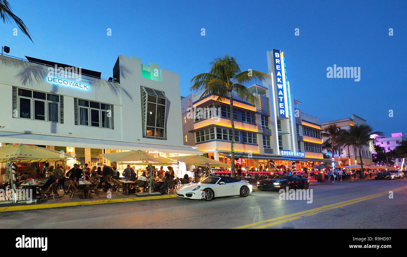 Miami Beach, Floride 12-19-2018 Le quartier Art déco de Miami Beach et Ocean Drive au crépuscule. Banque D'Images