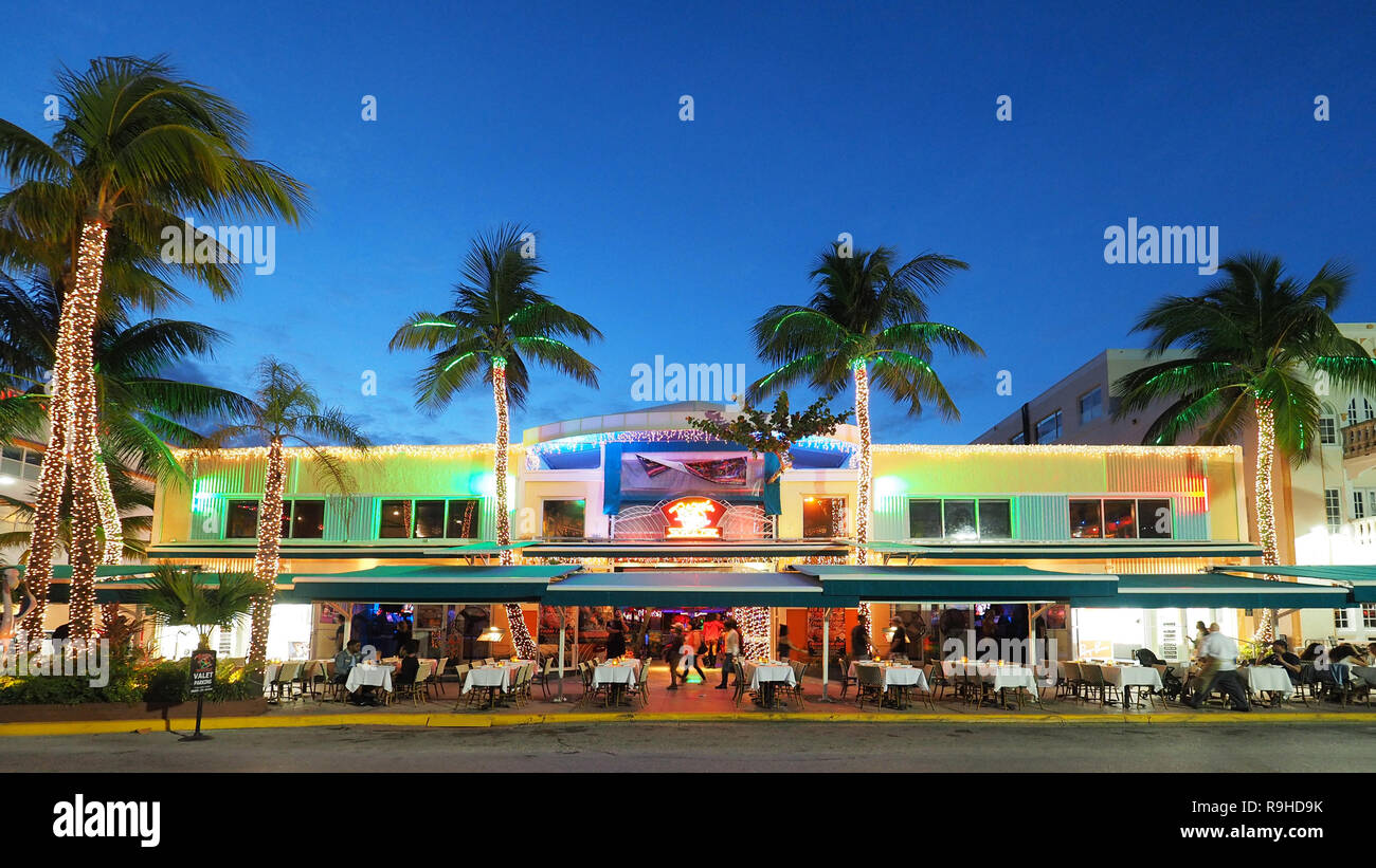Miami Beach, Floride 12-19-2018 Le quartier Art déco de Miami Beach et Ocean Drive au crépuscule. Banque D'Images