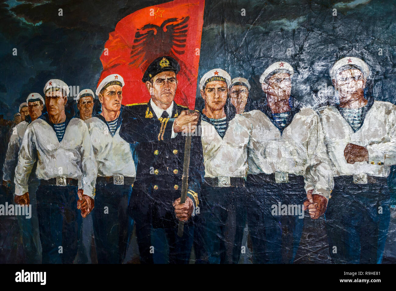 Attaque résolument albanaise marins marchant devant des soldats russes de l'époque communiste peintures de Robert Permeti Tirana Albanie. Ex Officier de l'armée albanaise Banque D'Images