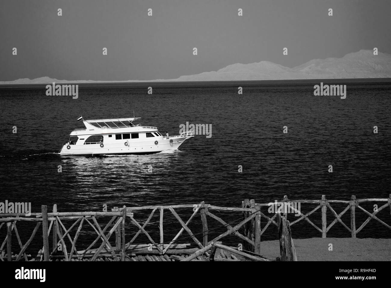 Yacht blanc sur fond de paysage de l'île.une belle journée d'été sur les bords de la Mer Rouge. Banque D'Images