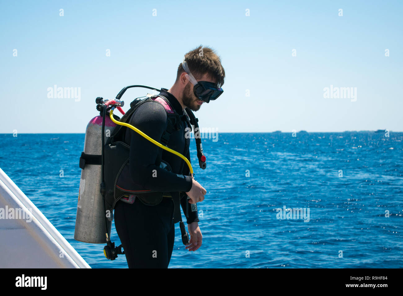 Un plongeur dans l'équipement de plongée se prépare à plonger. Un homme dans un wet suit, avec un masque et d'un scaphandre,balloon, sauts dans l'eau. plongée. plongée. Banque D'Images