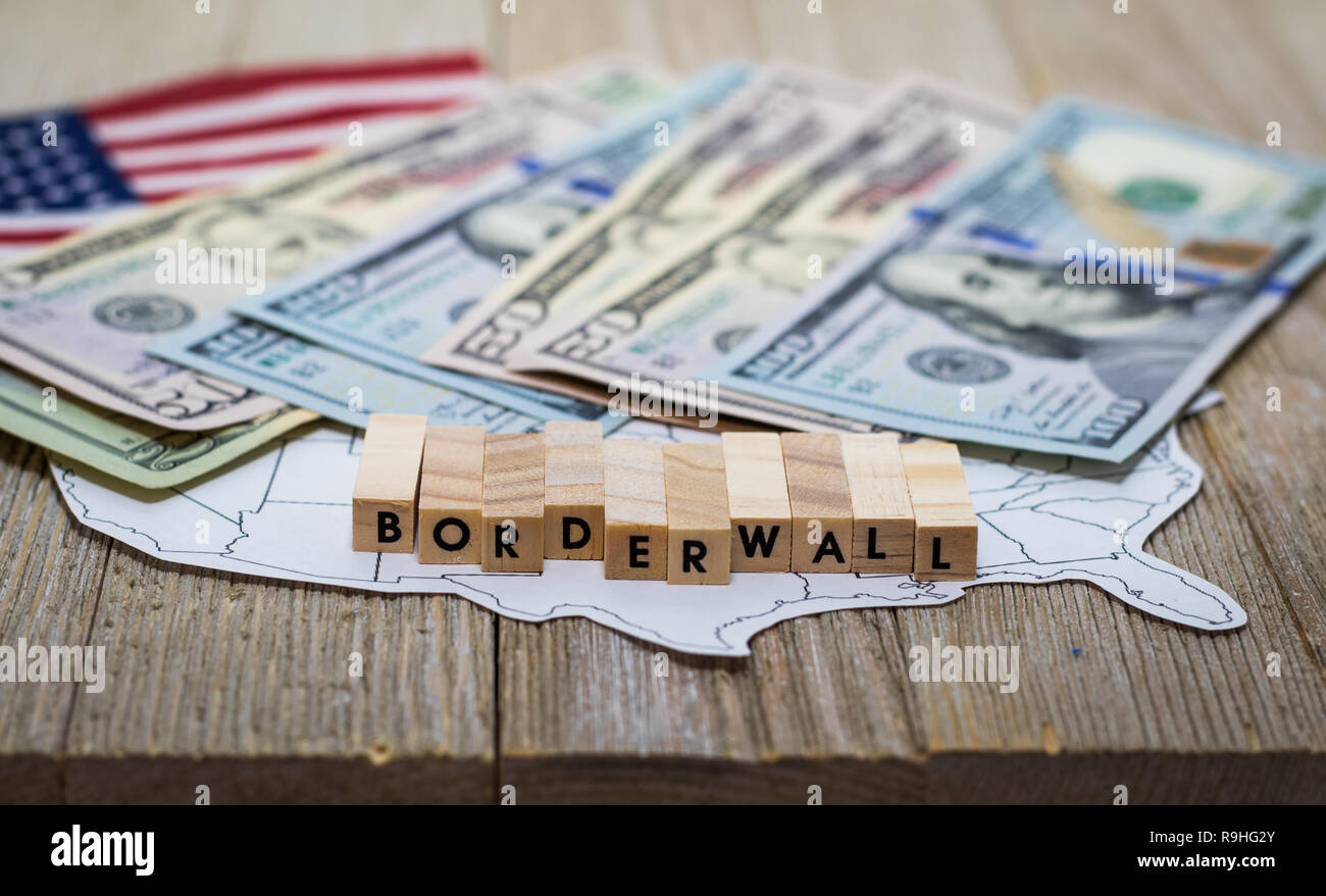 Mur de frontière USA concept avec drapeau américain sur fond blanc et de bois Banque D'Images