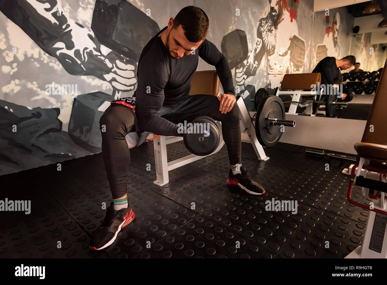 Faire de l'athlète masculin de l'exercice avec haltères biceps Banque D'Images