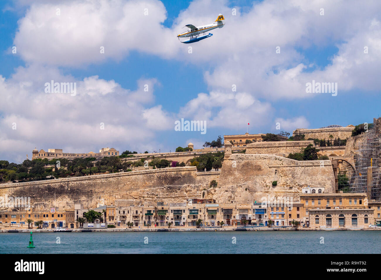 La Valette, Malte - Jun 20, 2010 : Harbour Air hydravion De Havilland Canada DHC-3 Otter Turbine 9H-AFA est l'atterrissage de l'eau dans le Grand Port. Banque D'Images