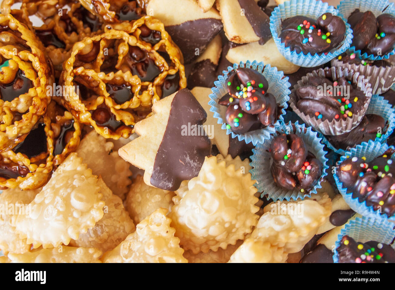 Les sucreries faites maison de Noël traditionnel, cartellate, pâtisseries remplies de sirop de figues, chocolat et biscuits au beurre d'amandes, bonbons, Bari, Pouilles, Italie Banque D'Images