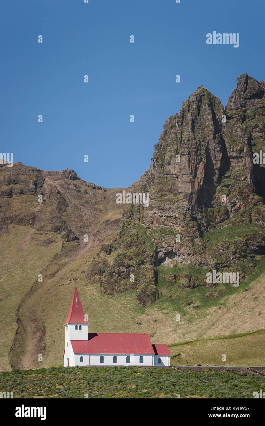 L'église au toit rouge près de Vik Vik, le sud de l'Islande, l'Europe. Banque D'Images