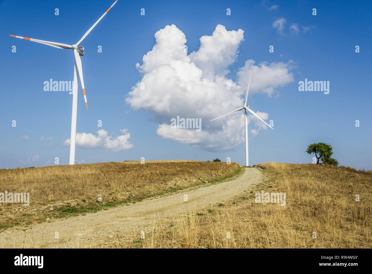 Éoliennes dans un parc éolien à l'intérieur Val d'Agri hills, Basilicate Banque D'Images