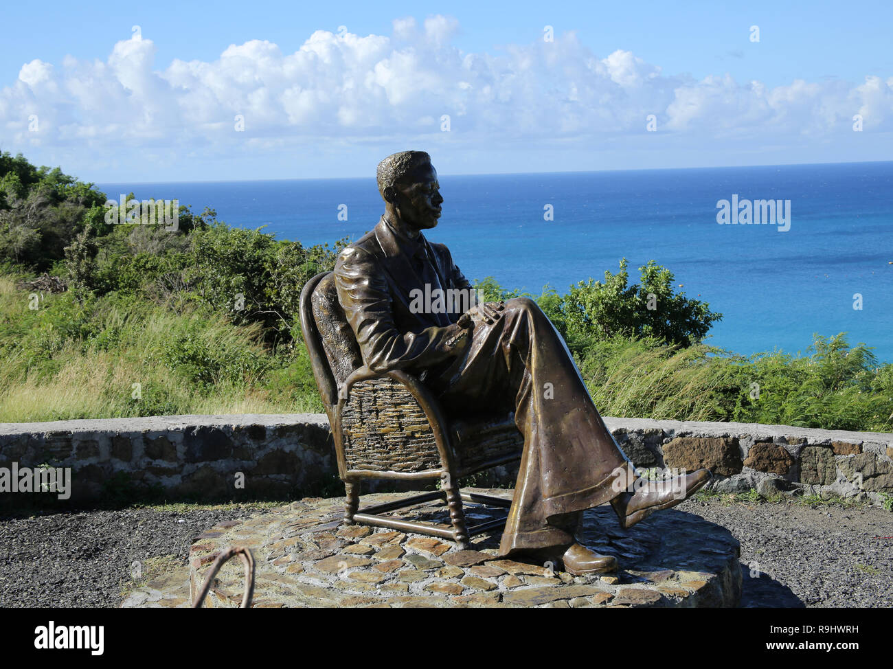 La statue de la Lone figure en haut de Cole Bay Hill sur l'île des Caraïbes de Sint Maarten en admirant la vue sur le paysage vers Anguilla. Banque D'Images