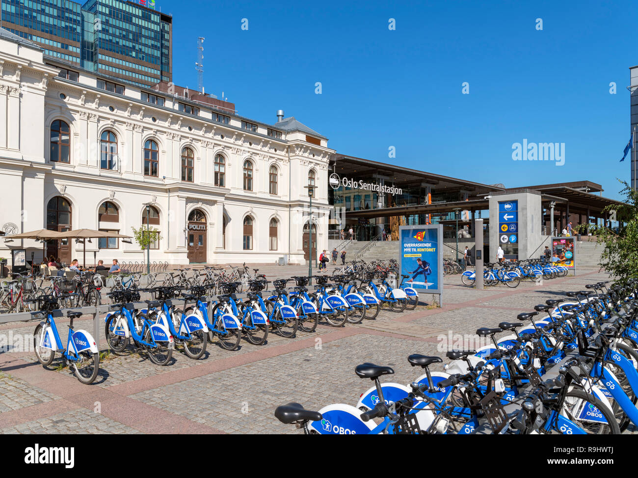 Location de vélos de ville d'Oslo et point à l'extérieur de la gare centrale, Oslo, Norvège Banque D'Images
