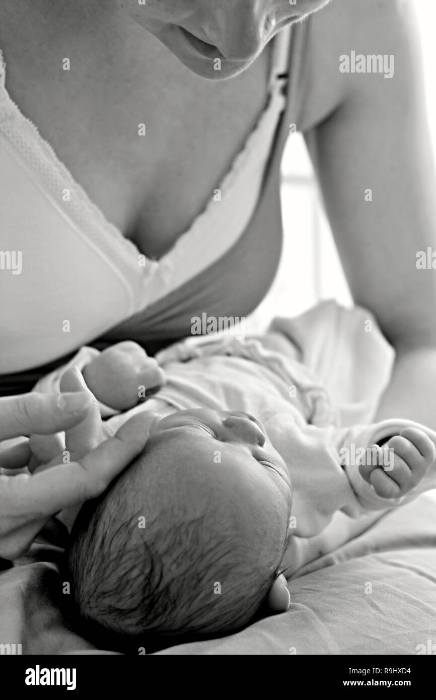 bébé avec mère après avoir passé un bon sommeil dans le lit sur la photo d'accueil Banque D'Images