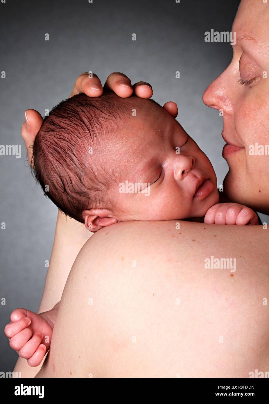 bébé avec mère après avoir passé un bon sommeil dans le lit sur la photo d'accueil Banque D'Images