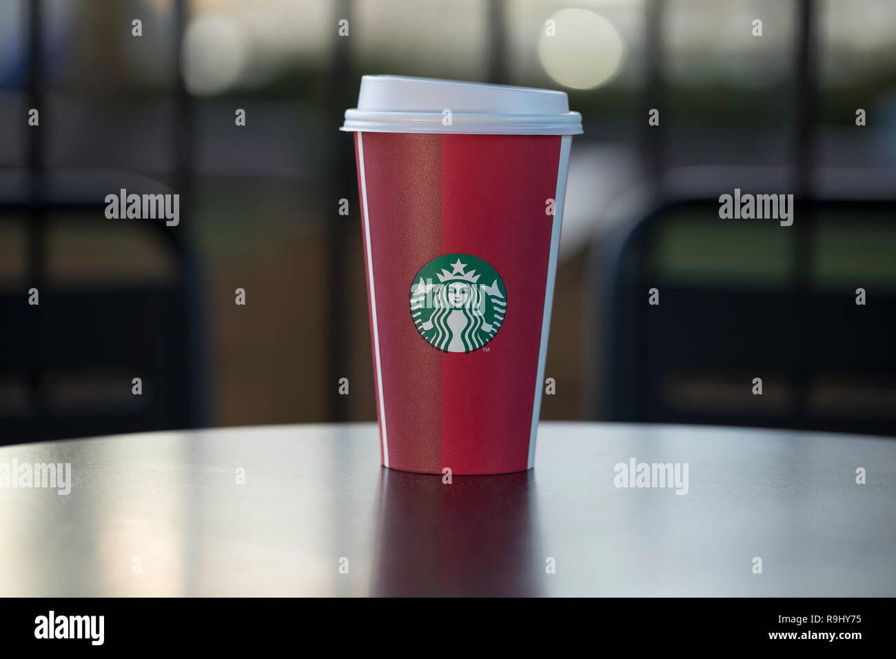 Londres, Royaume-Uni - 13 NOVEMBRE 2018 : Starbucks enlever papier rouge et tasse en plastique edition de Noël placé sur la table à l'extérieur Banque D'Images
