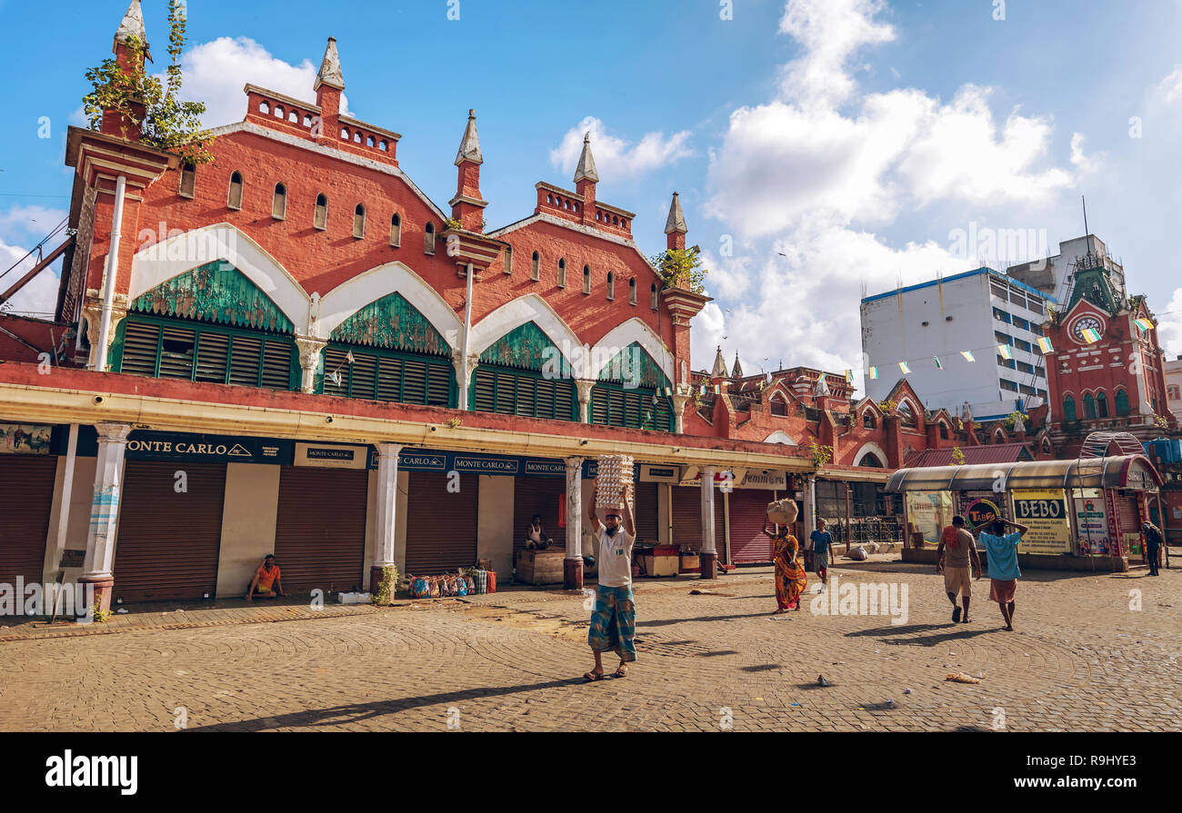 Le patrimoine ancien marché de la ville coloniale d'extérieur de bâtiment structure connue sous le nouveau marché ou marché Hogg à Esplanade domaine de Kolkata, Inde. Banque D'Images