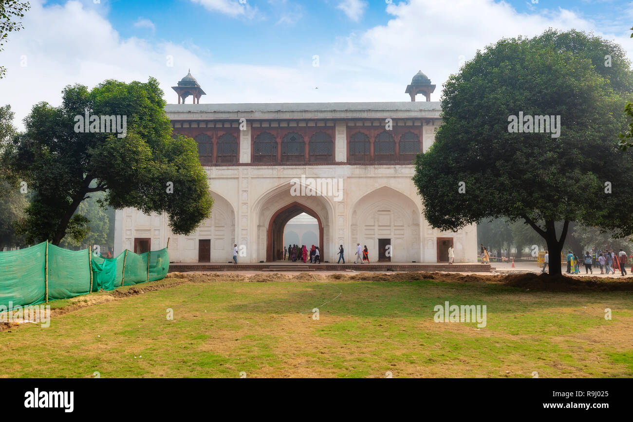 Fort Rouge Delhi interior architecture bâtiment médiéval, faite de marbre blanc connu sous le nom de "Naubat Khana" Banque D'Images