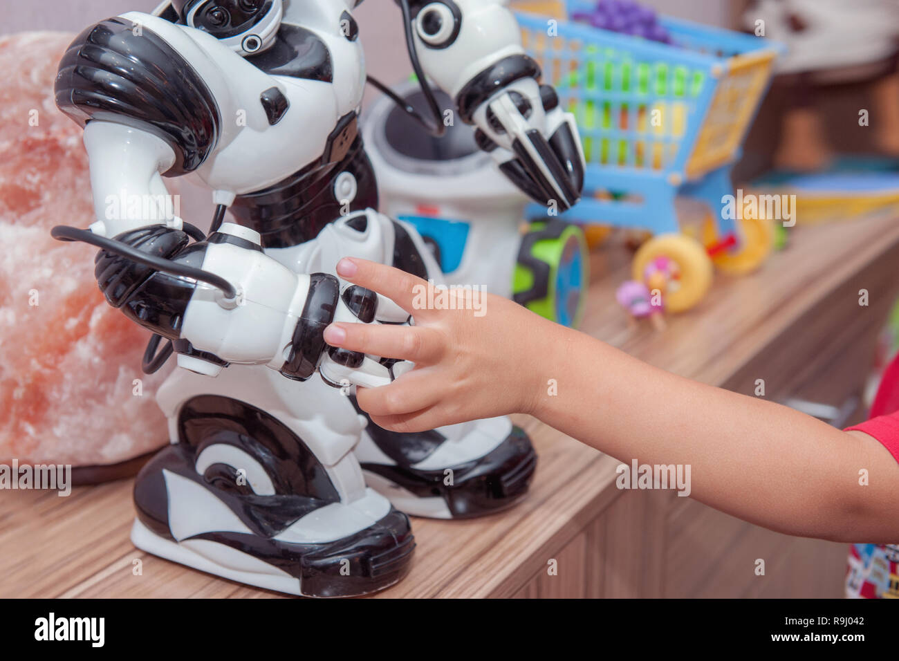 L'enfant s'étend d'un coup de main pour le robot. Le concept d'amitié entre  le robot et l'enfant Photo Stock - Alamy