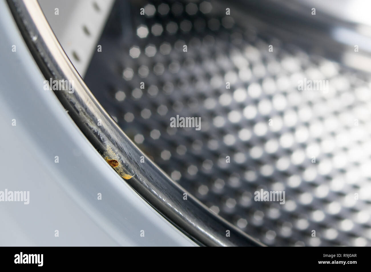 La rouille sur le tambour de la nouvelle machine à laver Banque D'Images