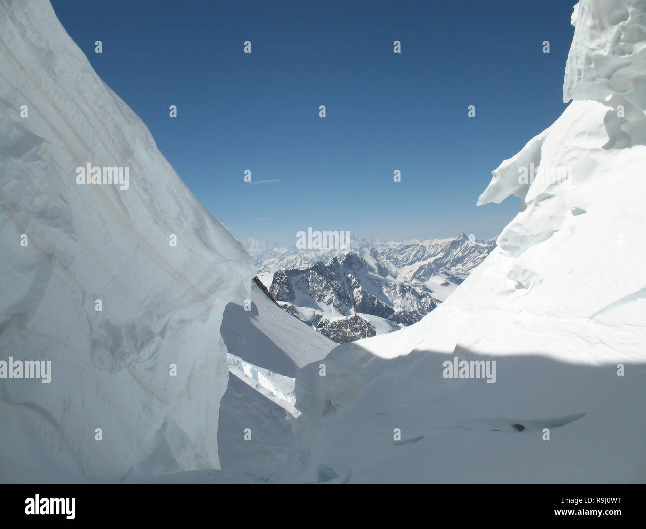 À la recherche d'une crevasse géante dans les Alpes Suisses au-dessus de Zermatt Banque D'Images