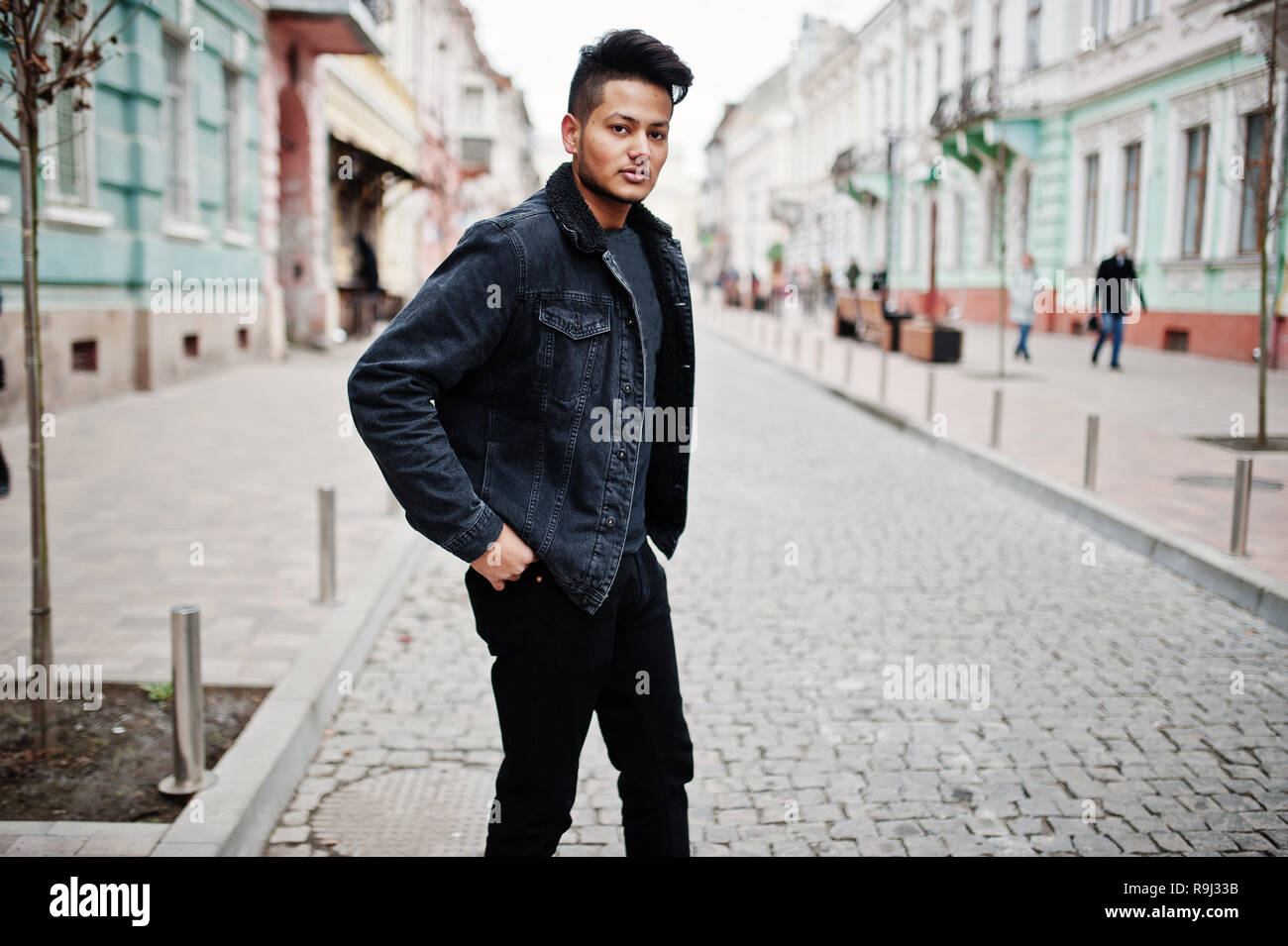 Beau et à la mode homme en noir veste jeans posés à l'extérieur Photo Stock  - Alamy