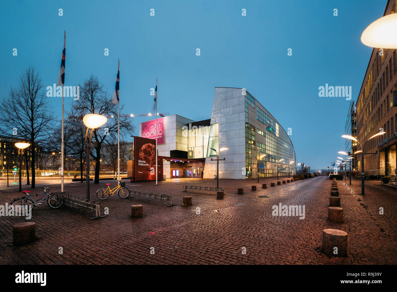 Helsinki, Finlande - le 8 décembre 2016 : soirée Vue de l'art contemporain Kiasma Museum. Les expositions du musée Collection d'Art Contemporain de Finnish National Banque D'Images