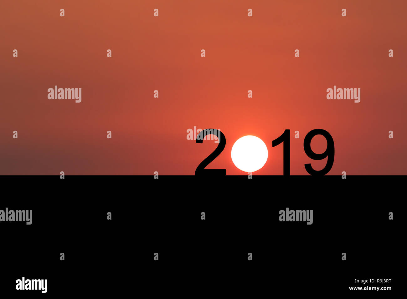 Concept de deux mille dix-neuf ans, Sun est en hausse en début ou le coucher du soleil est le signal de la fin. Banque D'Images