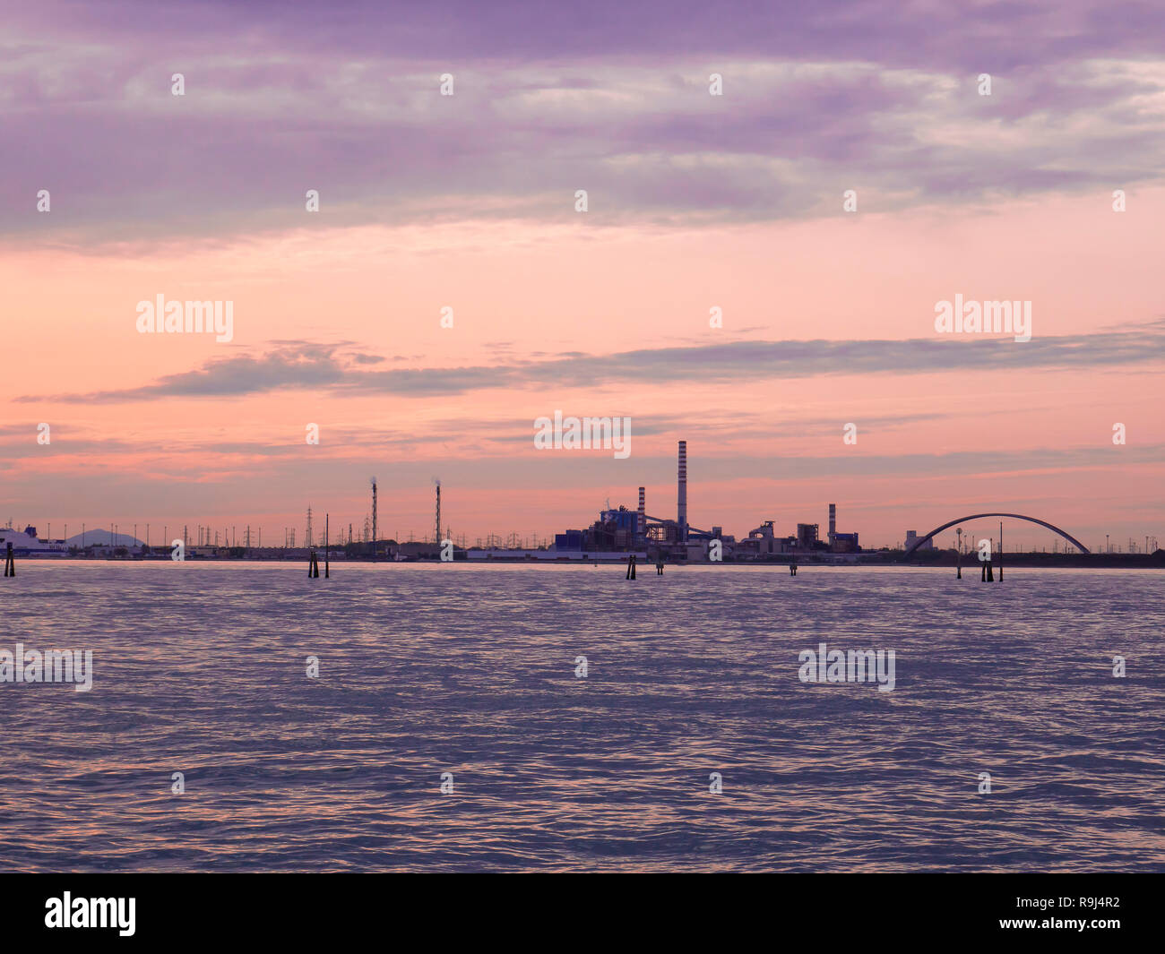 Panorama du secteur près de Venise industrielle du canal de la mer au crépuscule. Lever ou coucher du soleil Ciel. Des couleurs vives offre une vue panoramique. Personne n. Images du bateau de vitesse. Ville industrielle sur l'horizon. Venezia, Italie Banque D'Images