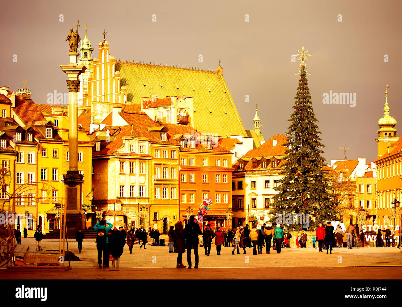 23.12.2018 Varsovie, Pologne. Arbre de Noël sur la place Plac Zamkowy. Vacances européennes. Banque D'Images