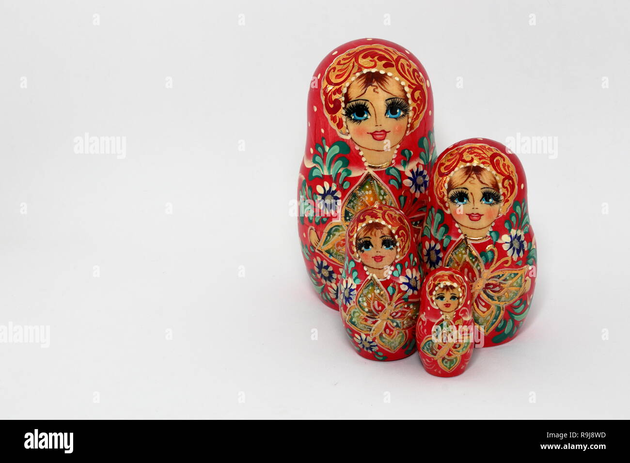 Différence mini taille, Matriochka poupées russes d'emboîtement, l'empilement dolls isolé sur fond blanc. Banque D'Images