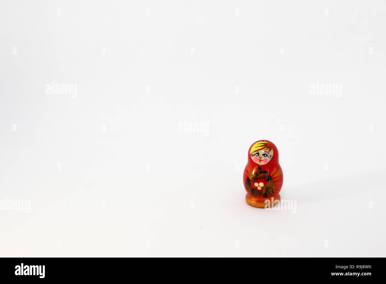 Mini Poupées Russes matryoshka, isolé sur fond blanc. Banque D'Images