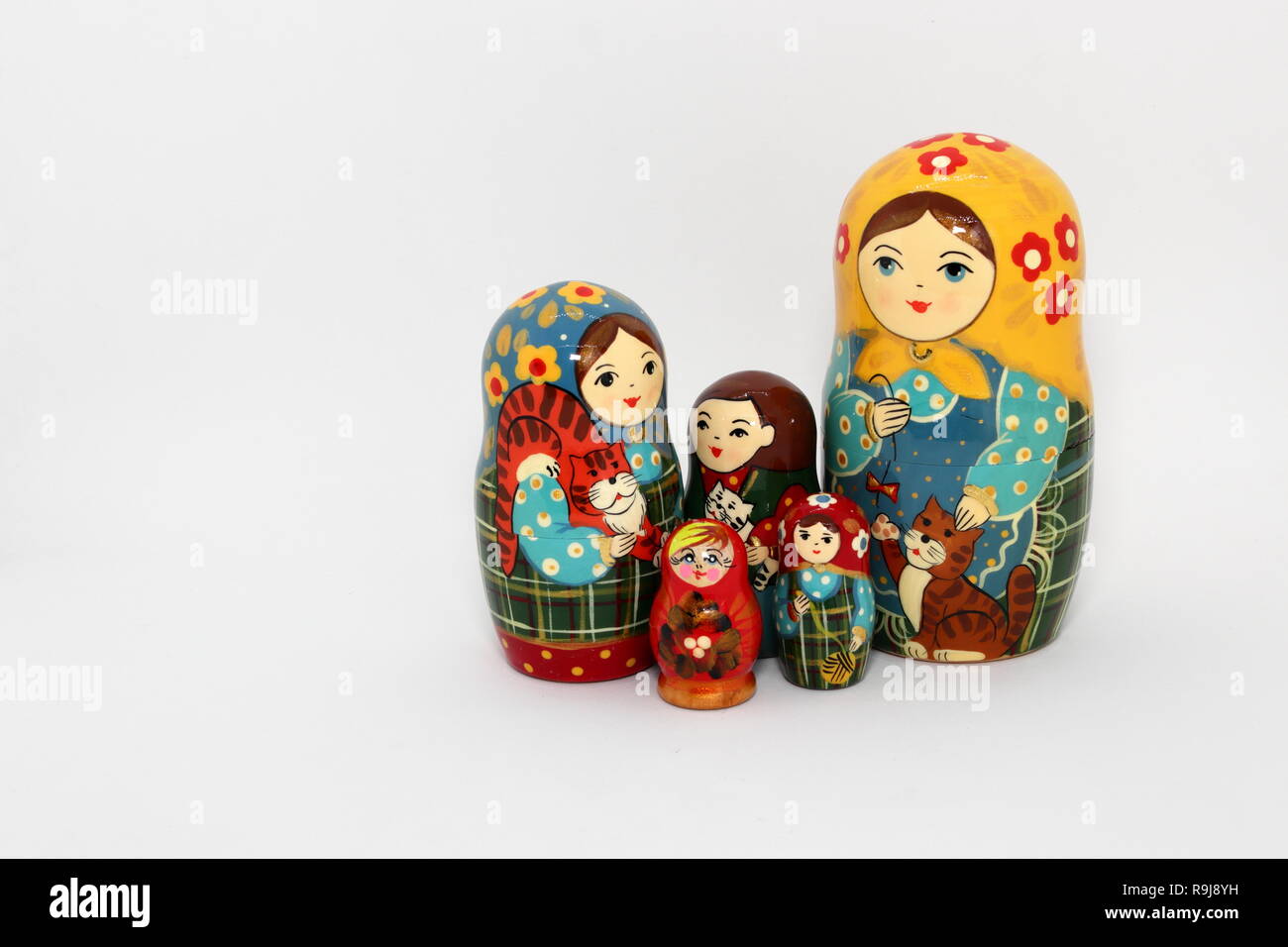 Différence mini taille, Matriochka poupées russes d'emboîtement, l'empilement dolls isolé sur fond blanc. Banque D'Images